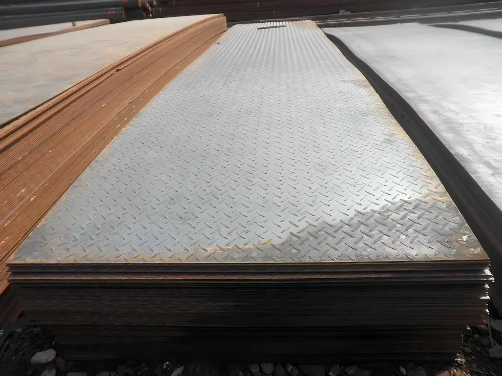 Hogyan javítja a csúszásgátló acéllemez a munkahelyi biztonságot?